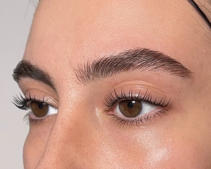 Nahaufnahme perfekt gestylter Augenbrauen und natürlicher Wimpern