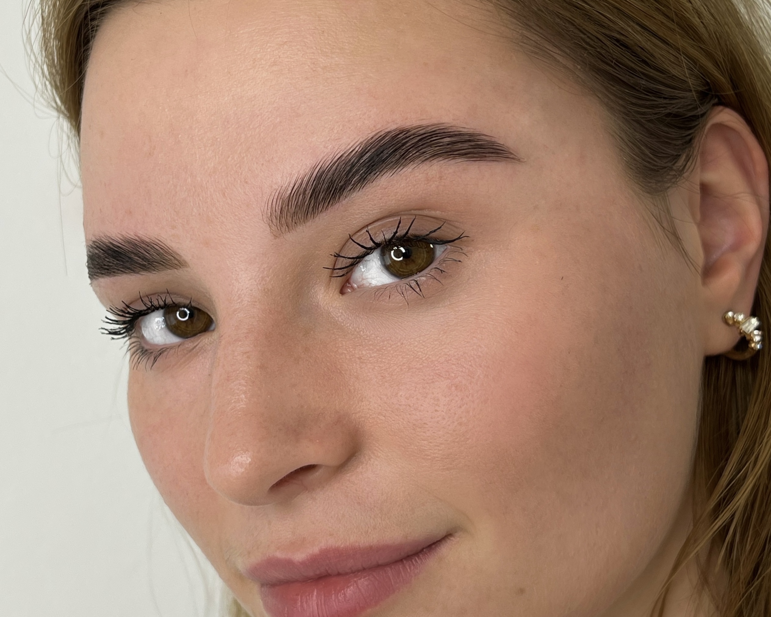 Dramatisches Lash Lifting und Brow Styling - haselnussbraune Augen