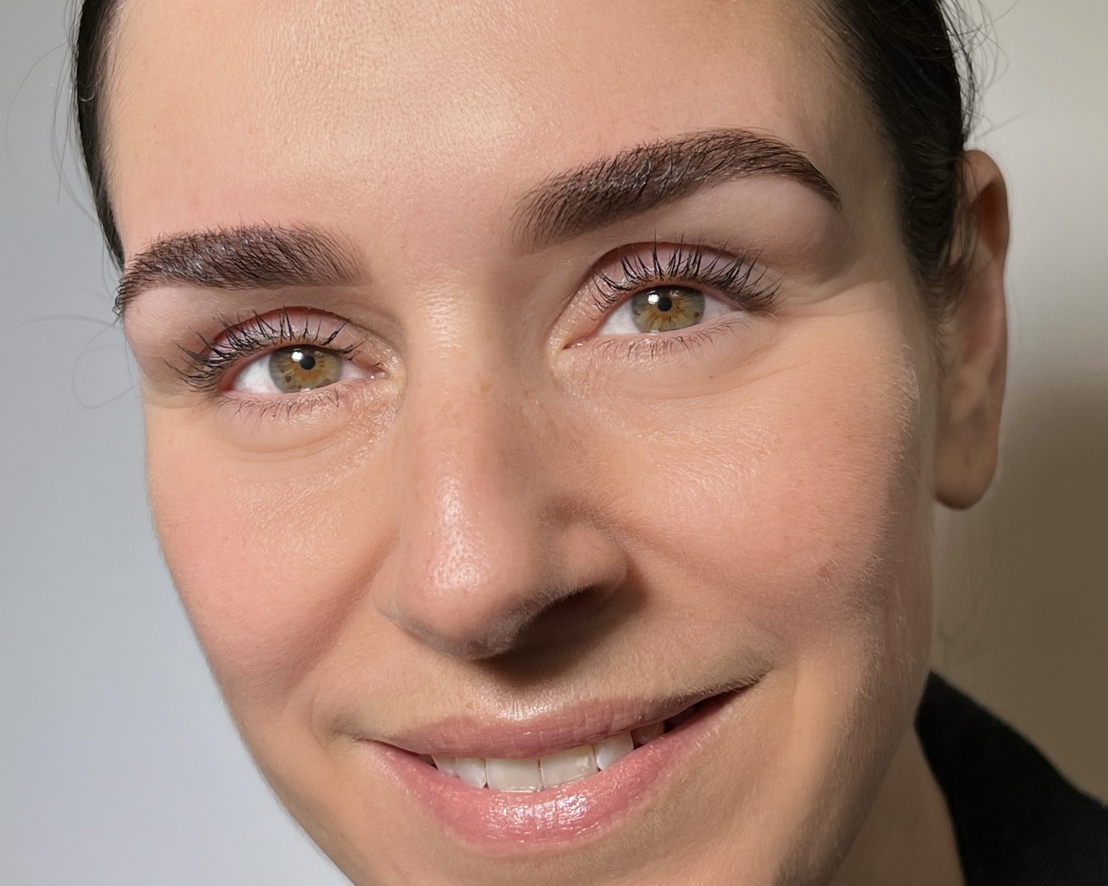 Brow Styling und Lash Lifting Ergebnis - strahlender Blick mit grünen Augen