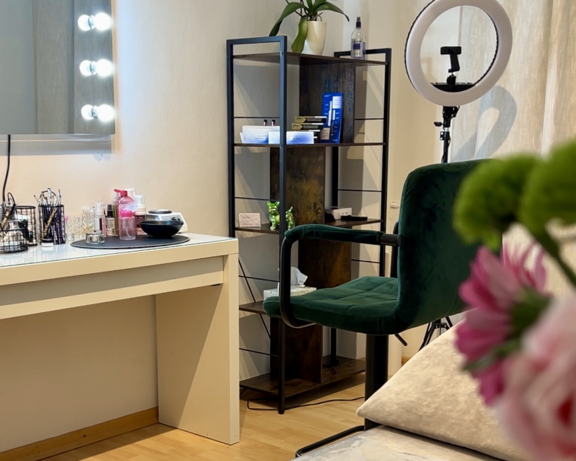 BROWSTYLE Studio Interieur mit Schminktisch und gemütlichem Behandlungsstuhl